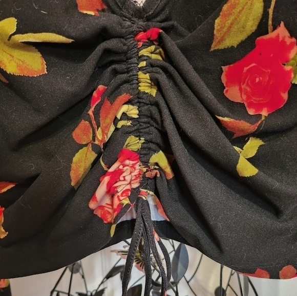 Flower v-neck crop top - Picture 3 of 3